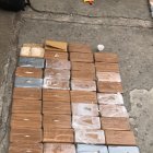  Los paquetes tenían un embalaje similar al utilizado por los narcos. Los sacos estaban dentro de los vehículos retenidos. 