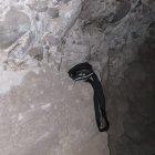  Las armas estaban escondidas dentro de un bolso que hallaron en un hueco dentro del túnel. 