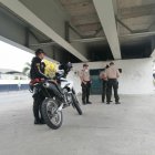  El cuerpo de un hombre sin signos vitales fue hallado a  50 metros del ‘cuartel Modelo’ de la Policía Nacional. 