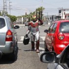  Iron Man saluda a los conductores cuando ha terminado de realizar su show en la Francisco de Orellana. 