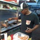  El actor trabajando en su negocio 