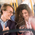  Un olvido, la pasión por la música, el barullo en la parada del bus y un inocente mensaje dieron pie a este prometedor encuentro.  