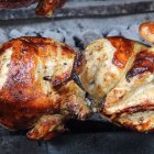  El pollo asado es uno de los alimentos más populares que se sirven en la cena navideña de los hogares ecuatorianos. 