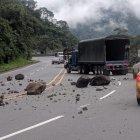  La caída de rocas afecta el tránsito y pone en riesgo a los conductores. 
