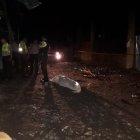  Una vez que el matón cumplió con su objetivo, huyó a bordo de una moto. 