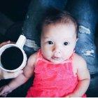  Los padres han dicho que la niña ha crecido ’normalmente’ consumiendo café. 