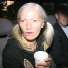  La mujer dormía sobre un pedazo de cartón en el metro. 