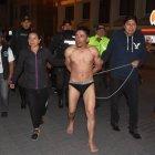  Al sujeto lo hicieron caminar sin zapatos y en calzoncillos para que el pueblo lo reconociera. 