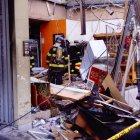  Personal del Cuerpo de Bomberos inspeccionó el lugar para determinar qué ocasionó la explosión y posterior incendio. 