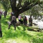  Personal del Cuerpo de Bomberos acudió a rescatar el cuerpo del joven, que apareció flotando en el río. 