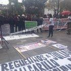  La madre de Juliana Campoverde colocó pancartas con la foto de la chica.  