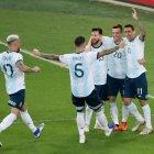  Giovani Lo Celso celebra su gol, el segundo de Argentina, con Lionel Messi, Angel Di María, Nicolás Otamendi y Leandro Paredes. 