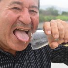  José Vladimir Giler en una demostración de cómo tritura un vaso.  