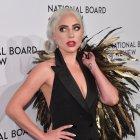  La artista fue captada besando en público a un hombre distinto a Bradley Cooper. 