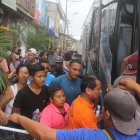  Para la evacuación de los viajeros las autoridades de transito de Santa Elena dispusieron un centenar de buses de cooperativas de transporte intracantonal y que ayuden en el traslado, a pesar de aquello se dieron tumultos y reclamos por la espera de los transporte. 
