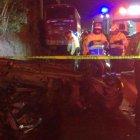  El carro pequeño quedó volcado sobre la calzada. El autobús permanecía a pocos metros. 