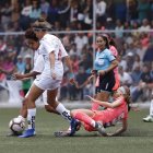  En el trámite, el equipo azuayo fue superior. Controló mejor el balón y generó más acciones de peligro. 