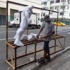  El artesano Miguel Carrera arma la escena que se viralizó en las redes sociales.   