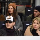  Icardi y Nara ven desde la tribuna el partido Inter vs. Sampdoria, disputado este 17 de febrero. 