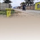  El cabezal de lo que habría sido un pozo petrolero sobresale en una de las calles de Las Vegas. 