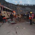  Volcamiento de un bus deja un muerto y varias personas heridas. 