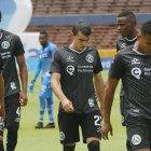  Los jugadores del cuadro cebollita salieron decepcionados tras el empate ante Aucas. 