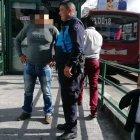  Una joven vio como le sacaban el teléfono a uno de los usuarios. Denunció el hecho y capturaron a la sospechosa. Otros dos implicados también fueron detenidos. 