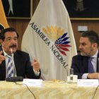  Jaime Nebot junto al expresidente de la Asamblea Nacional, José Serrano, en enero de 2018. En ese año, el alcalde de Guayaquil entregó al Legislativo el proyecto de ley. 