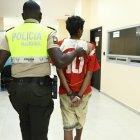  El presunto delincuente fue llevado a la Fiscalía de Flagrancia. Tenía la camiseta dañada por las agresiones. 