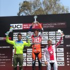  Alfredo Campo (i) con el trofeo como vicecampeón de la Copa del Mundo de BMX. (Cortesía) 
