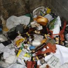  Algunas botellas fueron arrojadas a la basura, ya que servirían para preparar cocteles molotov. 