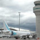  Las operaciones de la terminal aérea continúan, algunos pasajeros tuvieron que quedarse en las instalaciones por el toque de queda en la capital.  