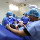  En el parto humanizado se busca que la paciente adopte la mejor posición para dar a luz, y se permite el acompañamiento. 