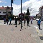  Quienes pudieron llegar a sus sitios de trabajos en bus esta mañana, deberán retornar a pie. 