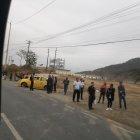  Las personas esperan algún transporte que los lleve a sus trabajos. 