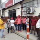  Padres de familia están preocupados por el material tóxico que fue regado cerca de una escuela de Salitre. 