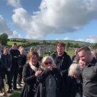  Los asistentes al entierro soltaron risas al escuchar la grabación del difunto. 