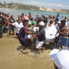  El cuerpo del pescador Álex Rodríguez es trasladado por compañeros de faena hasta la playa de Ayangue. 