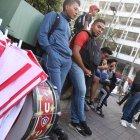  Hinchas concentrados en los exteriores del edificio Proinco Calisto, en el norte de Quito. 