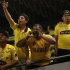  Fanáticos de los toreros en el estadio Monumental. 