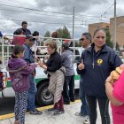  El barrio  organizado Nueva Aurora repartió avena caliente y pan con queso. La gente se acercaba y hacía filas para recibir la ayuda.  