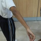  El sujeto agarró del brazo a la niña, pero ella pudo soltarse a tiempo y correr. 