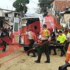  Los camilleros embarcaron en una ambulancia a un sujeto herido y lo trasladaron de urgencia a un hospital. 