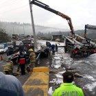 Más de tres horas tardó el proceso de retirar el cadáver  y limpiar la calzada. Mucha gente que pasó por el sitio se detuvo  a ‘curiosear’ y también para llevarse la sal. 