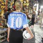  Una modelo de Dolce & Gabanna que vistió la camiseta del Napoli de Maradona durante un desfile en 2016. 