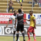  Antonio Valencia fue expulsado por reclamar un penal. 