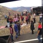  Con la ayuda de conductores que iban por la zona y de rescatistas, se logró socorrer a los afectados. 