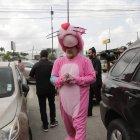  Llegó vestido con camisa y pantalón hasta Diblu, cinco minutos después ya se había colocado el disfraz que se lo obsequiaron. Fuera de la radio estaba toda la prensa de farándula y EXTRA. 