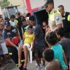  La joven es trasladada en una silla de plástico desde la casa al hospital, donde recibió atención médica. 