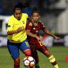 Valeria Palacios disputa el balón con Nairelis Gutiérrez, de la Selección Venezuela, en un partido de la Copa América 2018 femenina. 